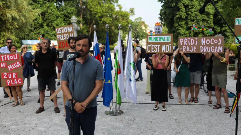 Pobudniki referenduma trdijo, da mestna oblast že dolgo časa civilni družbi kaže hrbet.