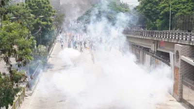 Študenti, ki od začetka meseca v Bangladešu skoraj vsakodnevno protestirajo proti sistemu kvot v javnem sektorju, so po navedbah oblasti danes podtaknili požar na sedežu državne televizije v prestolnici Daka.