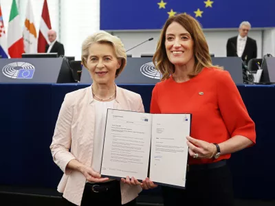 18 July 2024, France, Strasbourg: Incumbent President of the European Commission Ursula von der Leyen (L) presents the election certificate with President of the European Parliament Roberta Metsola following von der Leyen's election to the European Parliament. The EU Parliament supported von der Leyen's second term as President of the EU Commission. Photo: Philipp von Ditfurth/dpa