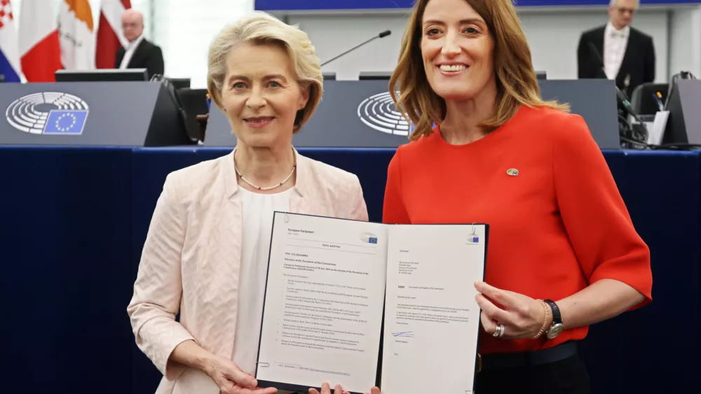 18 July 2024, France, Strasbourg: Incumbent President of the European Commission Ursula von der Leyen (L) presents the election certificate with President of the European Parliament Roberta Metsola following von der Leyen's election to the European Parliament. The EU Parliament supported von der Leyen's second term as President of the EU Commission. Photo: Philipp von Ditfurth/dpa