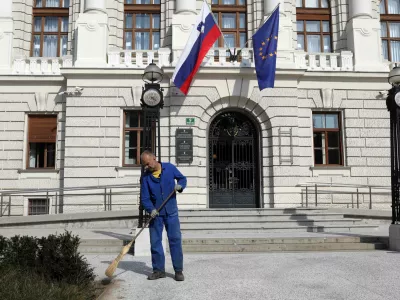 - simbolična fotografija – čiščenje – pometanje – sodstvo – sodni postopki - pravosodje - pravo - - 12.10.2022 - Vrhovno sodišče Ljubljana, Tavčarjeva 9 -//FOTO: Tomaž Skale