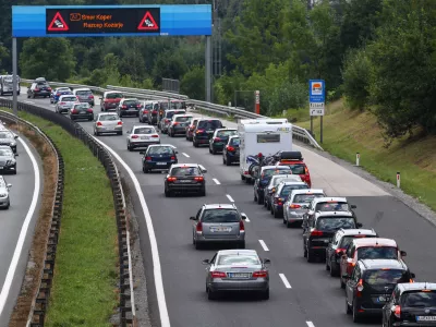 ﻿- primorska avtocesta 2015 - Kolone na avtocestnem odseku med izvozom Brdo in razcepom Kozarje v Ljubljani //FOTO: Bojan Velikonja