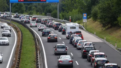 ﻿- primorska avtocesta 2015 - Kolone na avtocestnem odseku med izvozom Brdo in razcepom Kozarje v Ljubljani //FOTO: Bojan Velikonja