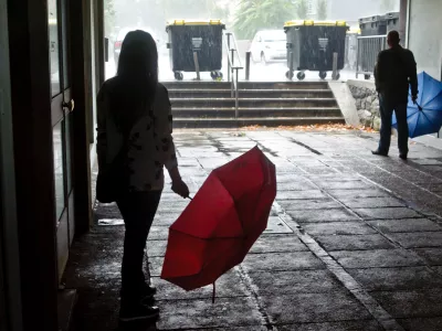 ﻿simbolična fotografija - dež,vremenska slika - vreme,čakanje - podhod - dežniki - zaveterje - neurje - zavetje   - močno jesensko deževje v Ljubljani 2013-    //FOTO: Tomaž Zajelšnik