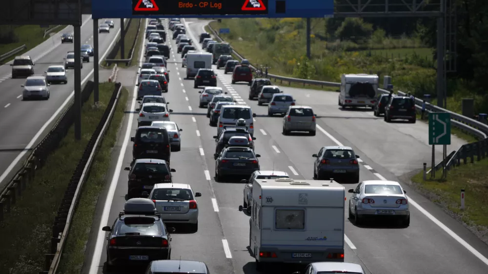 V kolonah ostanimo mirni in pozorni na dogajanje v okolici.

 

 

 