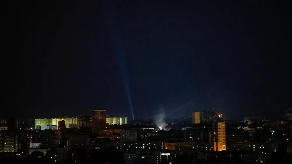 Ukrainian servicemen use searchlights as they look for drones in the sky over the city during a Russian drone strike, amid Russia's attack on Ukraine, in Kyiv, Ukraine July 21, 2024. REUTERS/Gleb Garanich