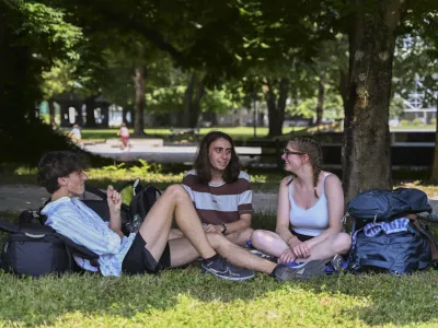 Številni park Tivoli uporabljajo za druženje in poležavanje.

 