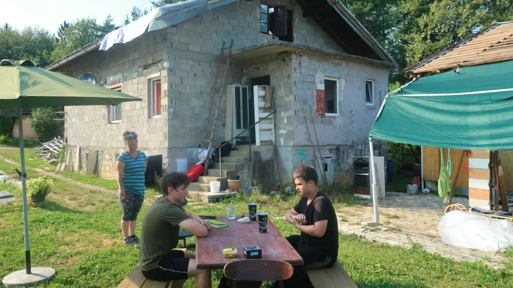 Iskrica, Vinarje pri Slovenski Bistrici, neurje s točo, družina Zabukovnik, Sabina, Klemen in Domen. Foto: Tatjana Pihlar / Foto: Tatjana Pihlar 