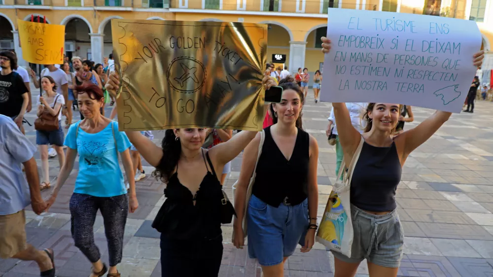 21 July 2024, Spain, Palma de Mallorca: People take part in a demonstration called by the organization "Less Tourism, More Life" against mass tourism on Mallorca. Photo: Clara Margais/dpa