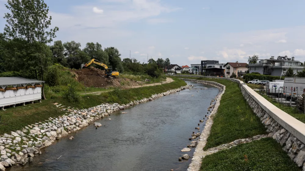 - 22.07.2024. - Mali graben, protipoplavna zaščita južnega dela Ljubljane pre izlivom Gradaščice na območju Dolgega mosta.//FOTO: Bojan Velikonja