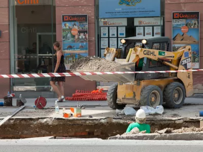 ﻿- 11.08.2015 - Dela na Slovenski cesti pri Bavarskem dvoru. - Delo na cesti - Razkopavanje - Popravljanje - Stroji - //FOTO: Maja Marko