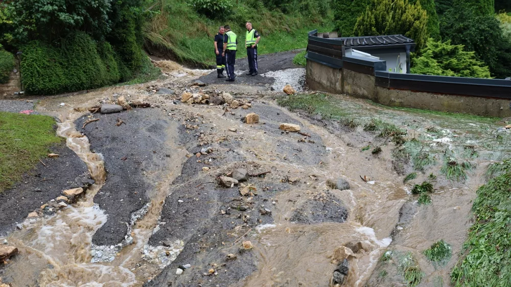 HANDOUT - 20 July 2024, Austria, Judenburg: Firefighters on duty in the Judenburg area after storms led to mudslides, landslides and subsequent road closures. Photo: Handout/BFV JUDENBURG/dpa - ACHTUNG: Nur zur redaktionellen Verwendung im Zusammenhang mit einer Berichterstattung und nur mit vollständiger Nennung des vorstehenden Credits