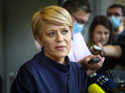 odstopila predsednica stranke DeSUS dr. Aleksandra Pivec (ministrica za kmetijstvo, gozdarstvo in prehrano)- 09.09.2020 - Demokratična stranka upokojencev DeSUS  Svet stranke DeSUS - seja na kateri so obravnavali predlog glasovanja o razreitvi predsednice stranke Aleksandre Pivec - Izvrni odbor stranke DeSUS je obravnaval mnenje statutarne komisije o pristojnostih sveta za razreitev predsednika stranke.. //FOTO: Luka Cjuha