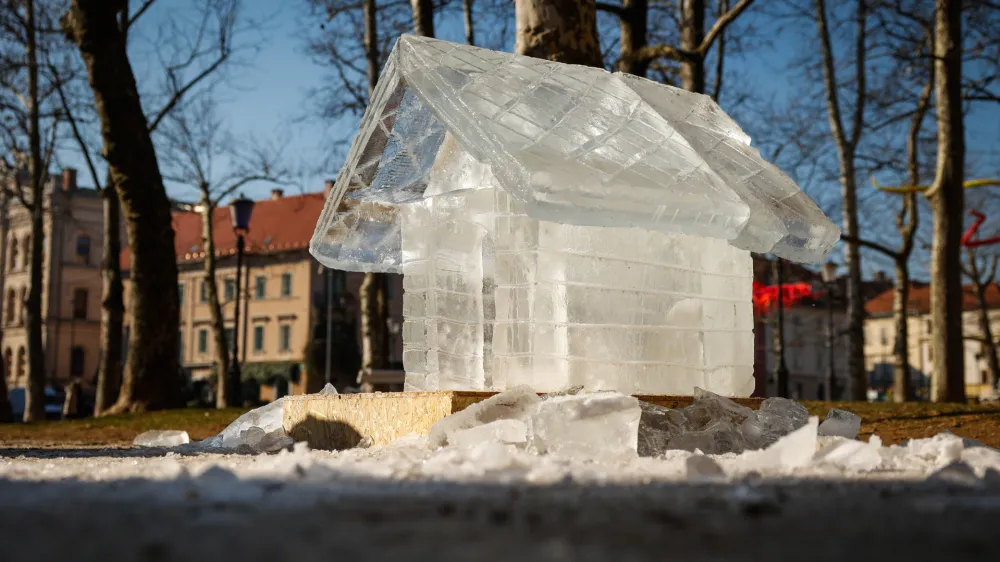 Ljubljana, Kongresni trg.<br>Odprtje Ledeno hladnega doma - pasje hiske narejene iz ledu z namenom opozarjanja na alarmantno stanje in problematiko zapuscenih zivali v Sloveniji, v organizaciji druzbe za komunikacijski management Pristop in Zavetisca za zapuscene zivali Horjul.