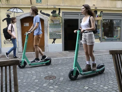 - 31.08.2022 – Električni skiroji podjetja Bolt v Ljubljani – omejitev hitrosti izposojenih e-skirojev v peš coni na pet kilometrov na uro.  //FOTO: Luka Cjuha