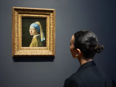 Slavna Deklica z bisernim uhanom bo na razstavi v amsterdamskem Rijksmuseumu, ki bo odprta do junija, le do 1. aprila. Takrat se bo vrnila v matični muzej Mauritshuis. 