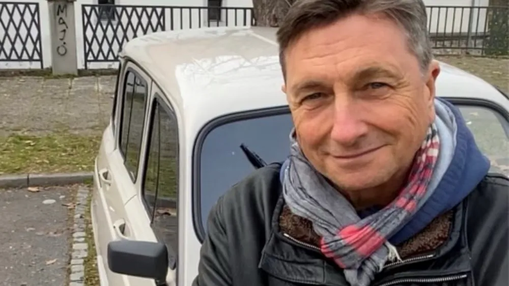 Borut Pahor prodaja svojega renaulta 4, legendarno katrco. F instagram