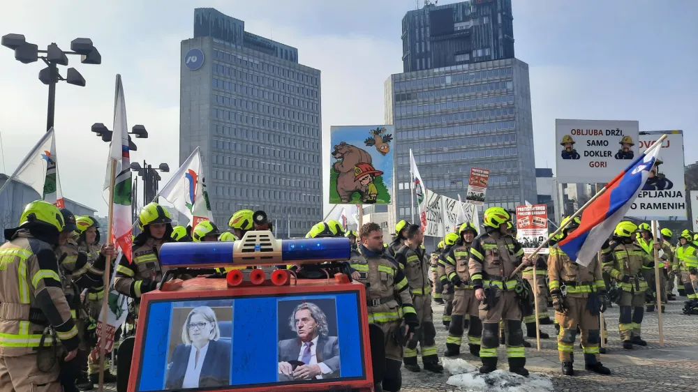 ministrica za javno upravo Sanja Ajanović Hovnik in predsednik vlade Robert Golob<br><br>- 16.02.2023 – protestni shod Sindikata poklicnega gasilstva Slovenije (SPGS) – poklicni gasilci zahtevali odpravo krivičnih plačnih nesorazmerij in pošteno vrednotenje svojega dela - protest<br><br>//FOTO: Luka Cjuha