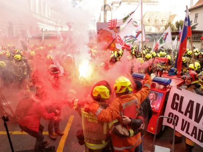 Ljubljana, Trg republike.<br>Protestni shod poklicnih gasilcev pred poslopjem vlade.