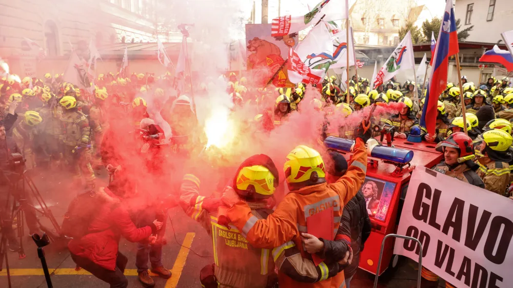 Ljubljana, Trg republike.<br>Protestni shod poklicnih gasilcev pred poslopjem vlade.