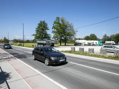 ﻿- 14.06.2021 Ižanska cesta - parkirišče za tovornjake na kmetijski površini naj bi legalizirali<br><br><br>//FOTO: Matjaž Rušt