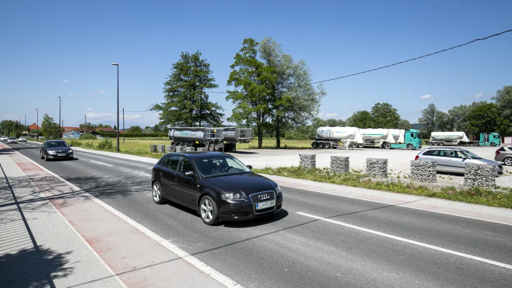 ﻿- 14.06.2021 Ižanska cesta - parkirišče za tovornjake na kmetijski površini naj bi legalizirali<br><br><br>//FOTO: Matjaž Rušt