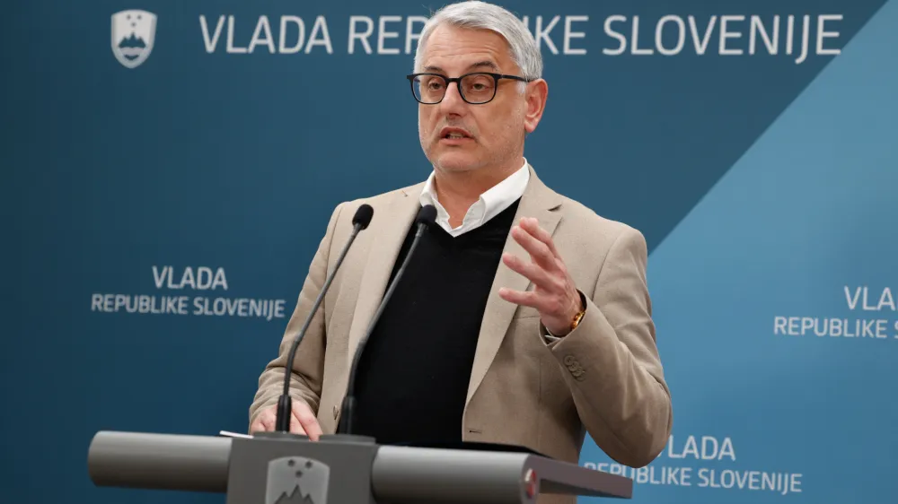 Ljubljana, vlada.<br>Izjava po redni tedenski seji vlade.<br>Minister za gospodarstvo, turizem in sport Matjaz Han.