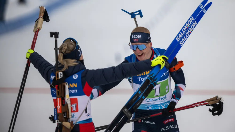 Norvežana Johannes Thingnes Boe in Marte Olsbu Roeiseland sta se veselila zlata v mešani štafeti.