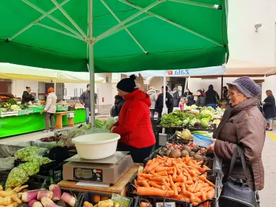 Obiskovalci kranjskih tržnic že vrsto let tožijo zaradi pomanjkanja parkirišč v bližini, medtem ko si ponudniki na tržnicah prizadevajo za prijaznejše pogoje za delo.