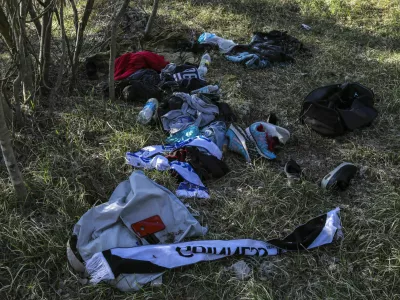 - schengensko območje - odvrena oblačila migrantov - - 26.03.2019 - Jelane - ilegalne migracije beguncev  ilegalni prehodi dravne meje  begunska pot  migranti  begunci FOTO: Jaka GasarOPOMBA  REPORTAA ZA OBJEKTIV 2019