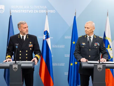 Ljubljana, ministrstvo za obrambo.<br>Izjava za medije ob obisku predsednika Vojaskega odbora zveze Nato admirala Roba Bauerja.<br>Predsednik Vojaskega odbora zveze Nato admiral Rob Bauer in nacelnik Generalstaba Slovenske vojske generalmajor Robert Glavas.