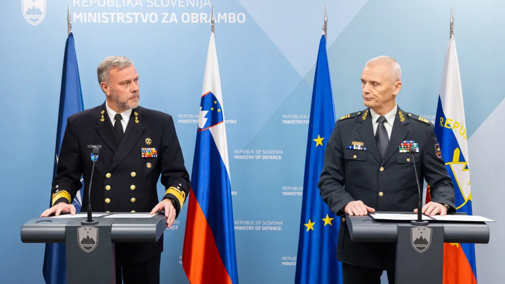 Ljubljana, ministrstvo za obrambo.<br>Izjava za medije ob obisku predsednika Vojaskega odbora zveze Nato admirala Roba Bauerja.<br>Predsednik Vojaskega odbora zveze Nato admiral Rob Bauer in nacelnik Generalstaba Slovenske vojske generalmajor Robert Glavas.