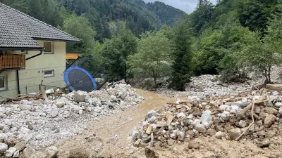 Preddvor, Kokra.Drzavna sekretarka na Ministrstvu za naravne vire in prostor Lidija Kegljevic Zagorc si je ogledala stanje v obcini Preddvor po nocojsnjem neurju z nalivi in plazovi.Foto: Ministrstvo za naravne vire in prostor