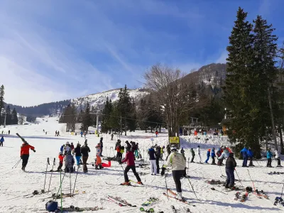 Zaradi neugodnih vremenskih razmer, ki niso dopuščale niti ene noči zasneževanja, smučišče ni obratovalo do letošnjega 18. januarja, ko je vendarle zapadla zadostna količina naravnega snega.