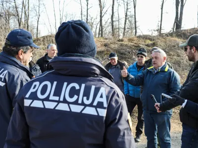 - policija in lastniki zemljišč<br><br>- 17.02.2023 - gradnja - projekt povezovalni kanal C0 na trasi Brod – Ježica: nadaljevanje del, kjer je bila gradnja od aprila 2020 zaradi onemogočanja dostopa do gradbišča in tudi fizičnega oviranja izvajalca s strani lastnikov sosednjih zemljišč na tem območju večkrat prekinjena in nato zaustavljena<br> <br>//FOTO: Bojan Velikonja