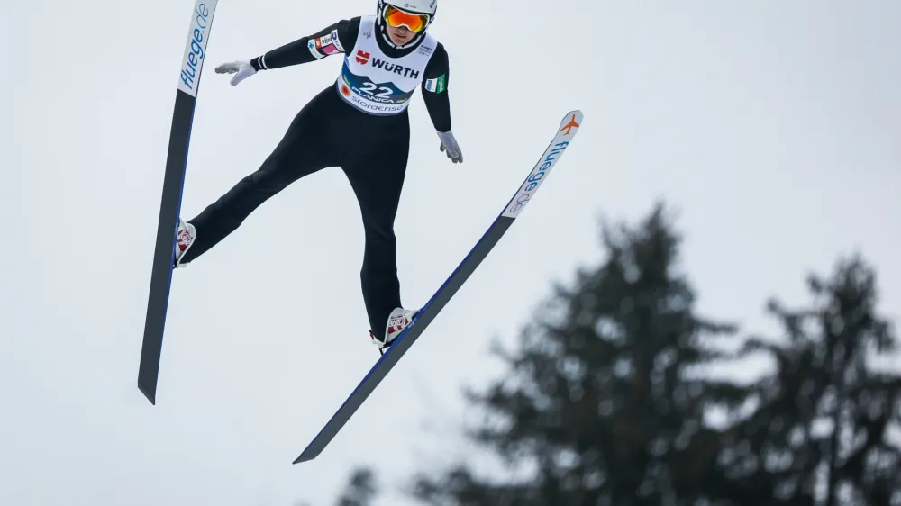 Planica.<br>Svetovno prvenstvo v nordijskih disciplinah v Planici.<br>Tekma v smucarskih skokih za nordijsko kombinacijo (zenske).<br>Slovenska nordijska kombinatorka Ema Volavsek.