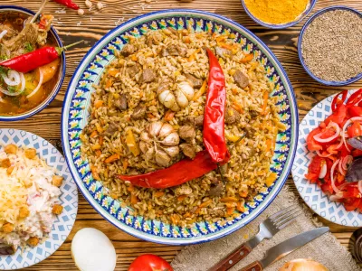 dishes of Uzbek cuisine shurpa, pilaf / Foto: Максим Крысанов