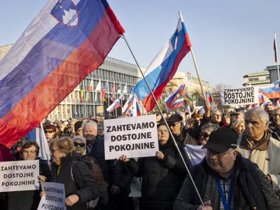 Ljubljana, Trg republike.<br>Protest upokojencev, ki ga je pripravila ljudska iniciativa Glas upokojencev Slovenije.