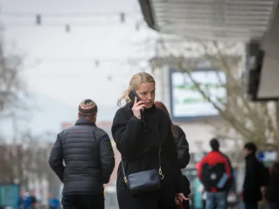 ﻿- 15.03.2016 - simbolična fotografija - telefoniranje - mobilni telefon - mobitel - klepet -..//FOTO: Maja Marko