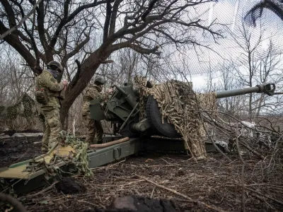 Ukrainian service members prepare to shoot from a howitzer at a front line, as Russia's attack on Ukraine continues, near the city of Bakhmut, Donetsk region, Ukraine March 2, 2023. REUTERS/Oleksandr Ratushniak