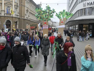 Protestniki so svoje zahteve predstavili najprej na Kongresnem trgu, nato pa se ob vzklikih »Nočemo životarit', hočemo živet'« podali na Slovensko cesto.