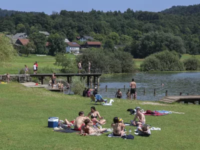 Majhno in skoraj popolnoma okroglo jezerce je ob koncih tedna polno obiskovalcev, ki so navdušeni nad bližino narave.