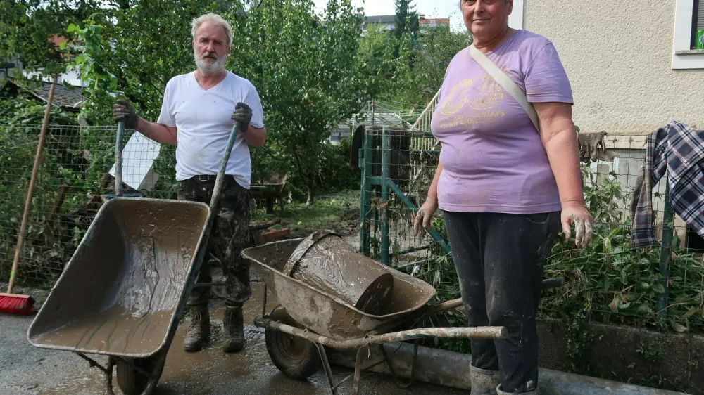 Poplave 2023, čiščenje po poplavah, uničeno pohištvo; Škofja Loka / Foto: Nataša Bucik Ozebek