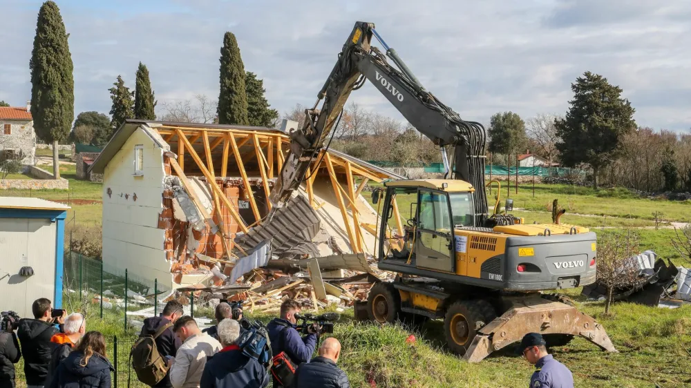 08.03.2023., Rovinj - <br>Zapoceli radovi na uklanjanju nezakonito izgradjenih gradjevina na podrucju Istre. Prije rusenja glavni drzavni inspektor dr.sc. Andrija Mikulic dao je izjavu predstavnicima medija. Photo: Srecko Niketic/PIXSELL