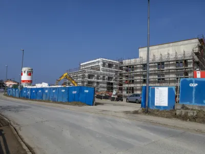 V četrtni skupnosti ostro nasprotujejo predlogu investitorja, ki bi rad namesto šestoddelčnega vrtca v soseski zgradil dodatnih osem stanovanj za trg. Foto: Luka Cjuha