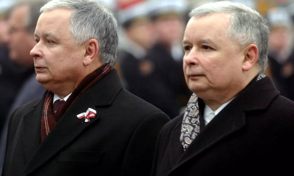 Polish President Lech Kaczynski, left, and his twin brother and Polish Prime Minister Jaroslaw Kaczynski attend ceremonies marking the 88th anniversary of Poland's independence, in Warsaw Saturday, Nov.11, 2006. (AP Photo/Alik Keplicz)