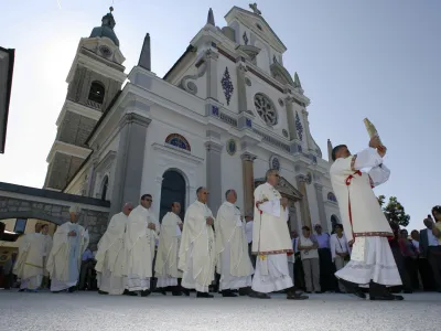 ﻿ljubljanski pomožni škof Anton Jamnik- verniki - duhovniki - vera - cerkev - religijamaša, ki jo je daroval ljubljanski pomožni škof Anton Jamnik; Slovensko narodno svetišče Marija Pomagaj, Brezje//FOTO: Tomaž Skale