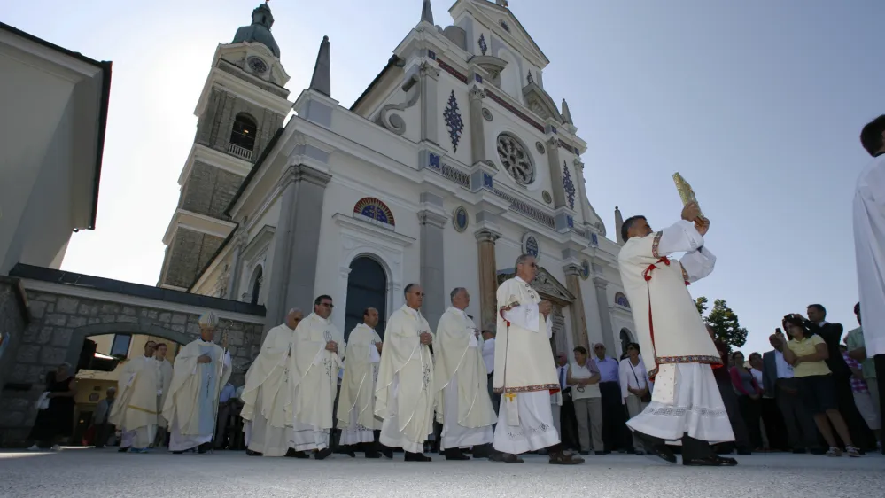 ﻿ljubljanski pomožni škof Anton Jamnik- verniki - duhovniki - vera - cerkev - religijamaša, ki jo je daroval ljubljanski pomožni škof Anton Jamnik; Slovensko narodno svetišče Marija Pomagaj, Brezje//FOTO: Tomaž Skale