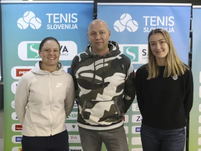 Pia Lovrič, Andrej Kraševec, selektor ženske teniške reprezentance in Nika Potočnik<br><br> 14.03.2023 – Teniška zveza Slovenije – Tenis Slovenija - novinarska konferenca pred dvobojem ženskega teniškega pokala Billie Jean King med Slovenijo in Romunijo; ženska teniška reprezentanca<br><br> <br><br>//FOTO: Luka Cjuha