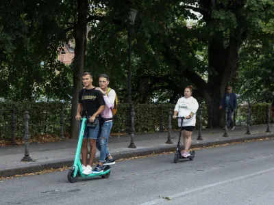 Vožnja s sopotnikom je prepovedana. Čeprav je pri nas varnostna čelada obvezna le do 18. leta starosti, jo tudi drugim zelo priporočajo. Foto: Luka Cjuha 